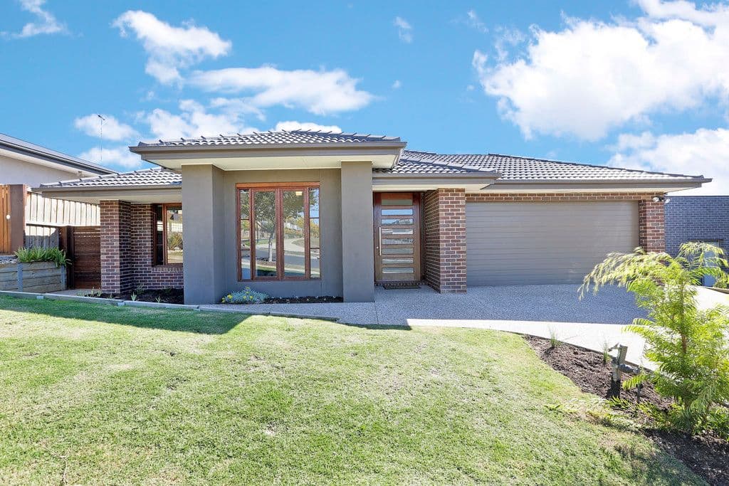 8 Avondale Avenue, Highton VIC 3216, Highton - Thumbnail 2