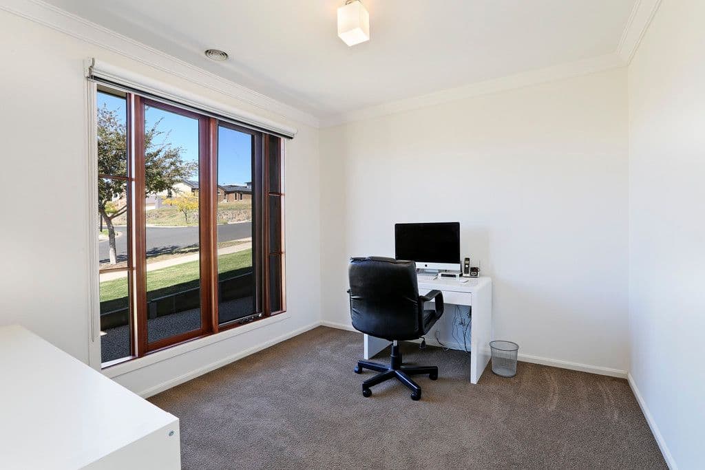 8 Avondale Avenue, Highton VIC 3216, Highton - Thumbnail 3