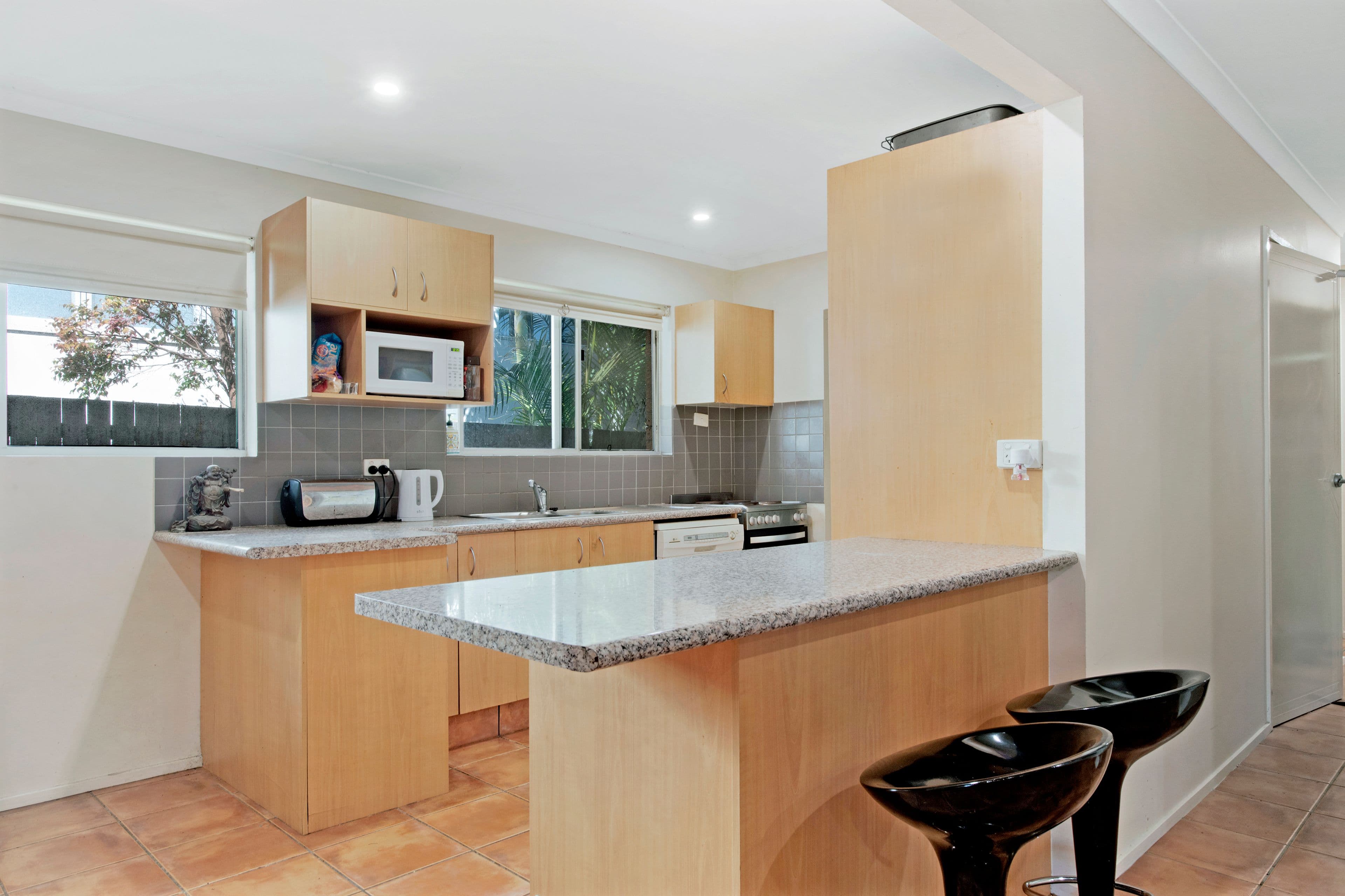 98 Dolphin Avenue, Mermaid Beach QLD 4218, Mermaid Beach - Thumbnail 5