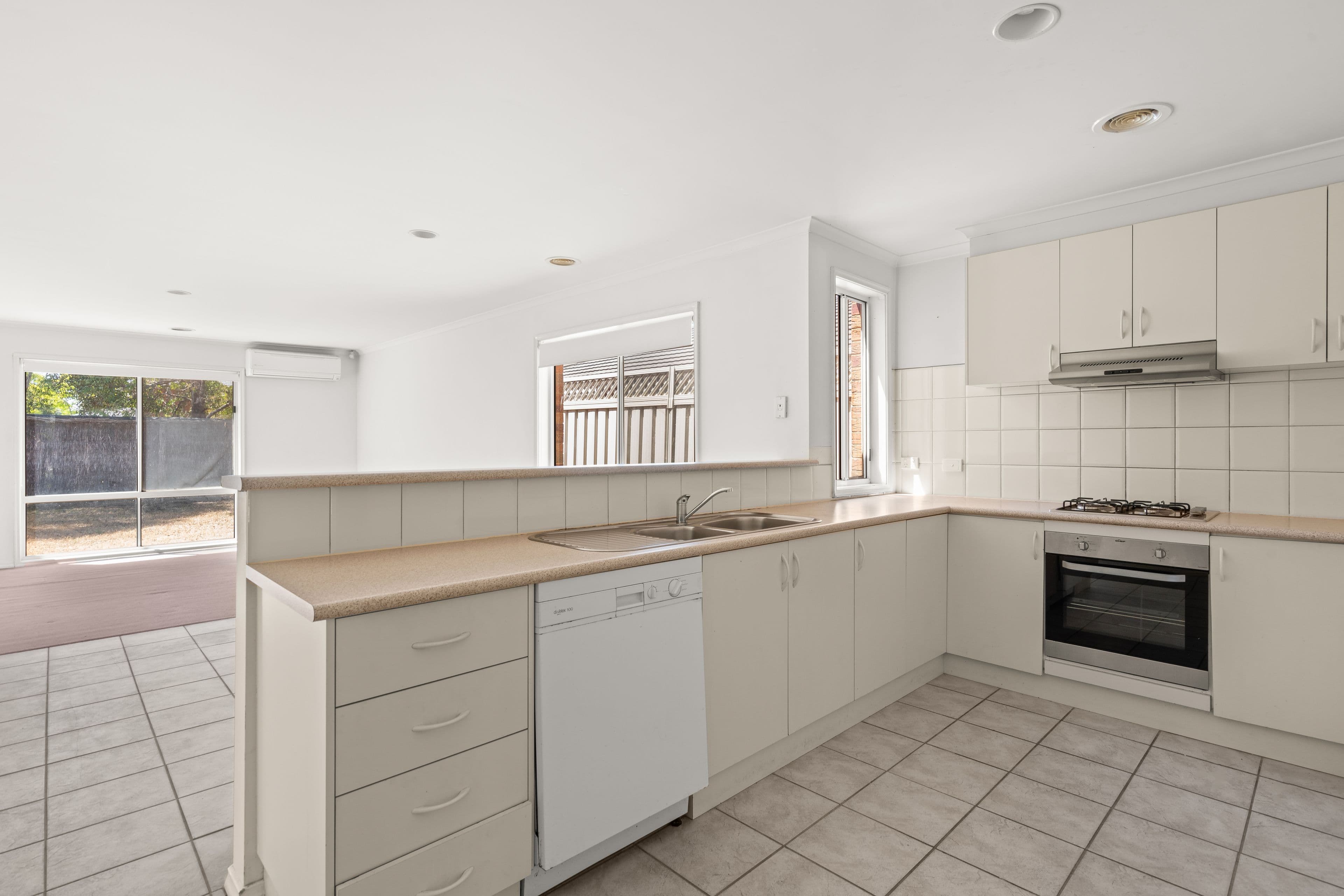 28 Nullarbor Place, Caroline Springs VIC 3023, Caroline Springs - Thumbnail 3