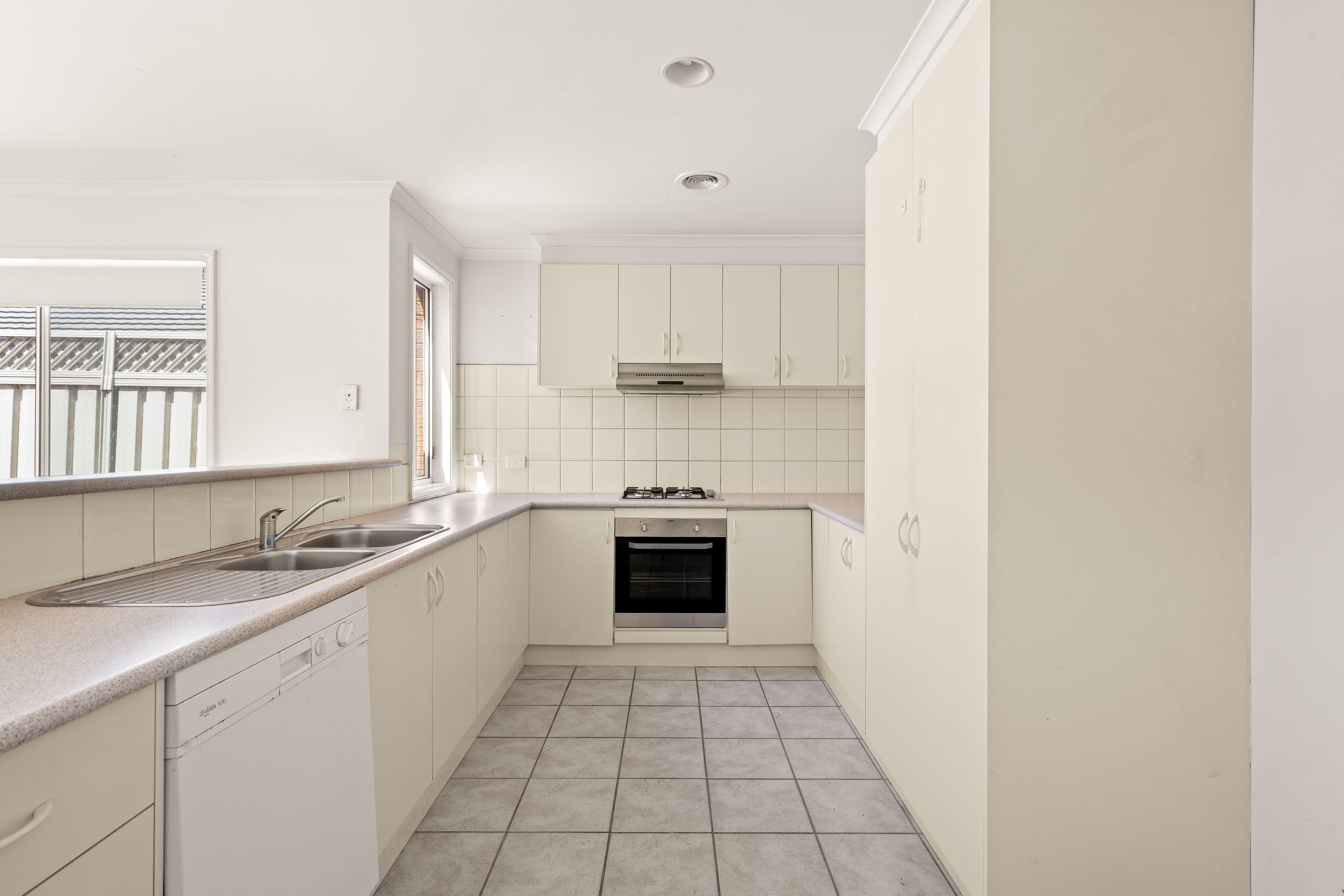 28 Nullarbor Place, Caroline Springs VIC 3023, Caroline Springs - Thumbnail 5