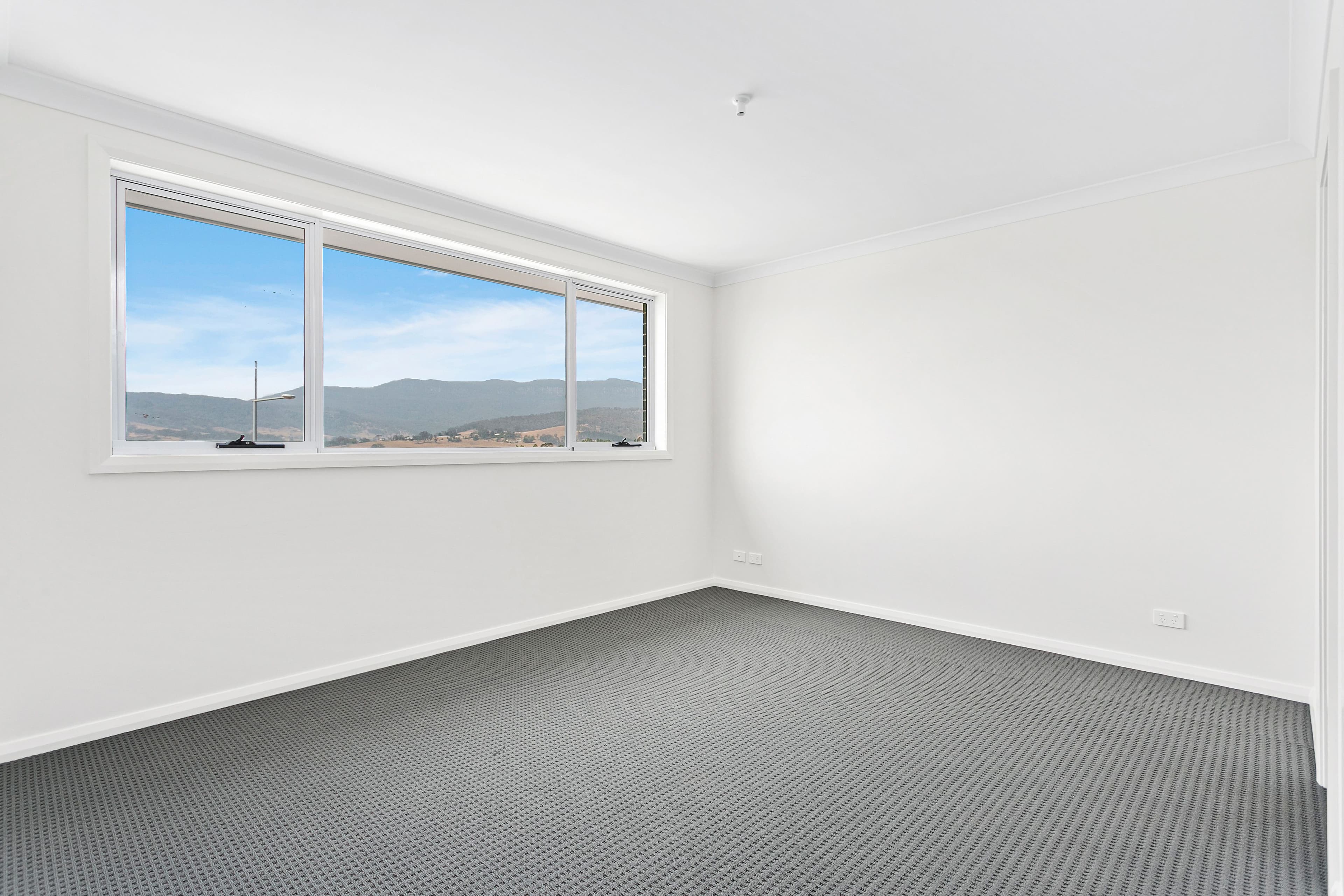 5 Mcnevin Close, Calderwood - Thumbnail 3