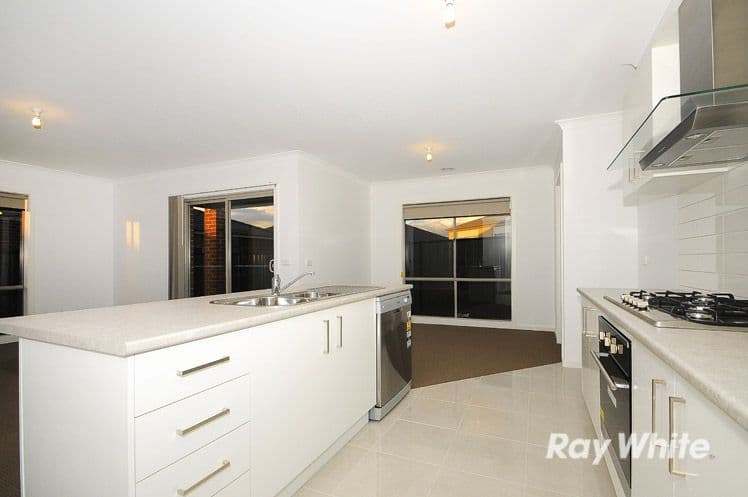 10 Camolina Way, Clyde North VIC 3978, Clyde North - Thumbnail 2