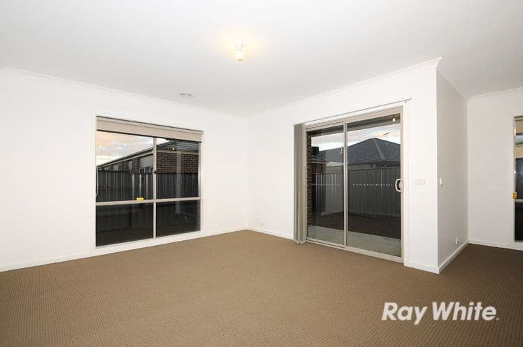 10 Camolina Way, Clyde North VIC 3978, Clyde North - Thumbnail 4