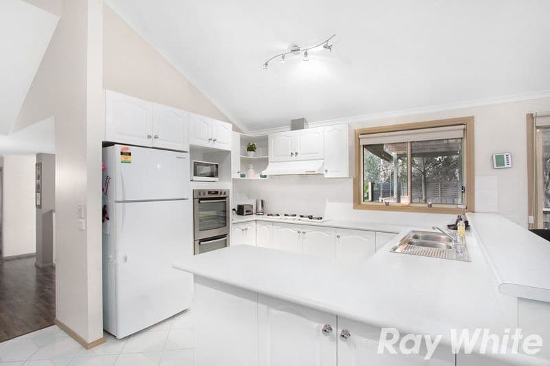 10 Maralee Court, Berwick VIC 3806, Berwick - Thumbnail 2