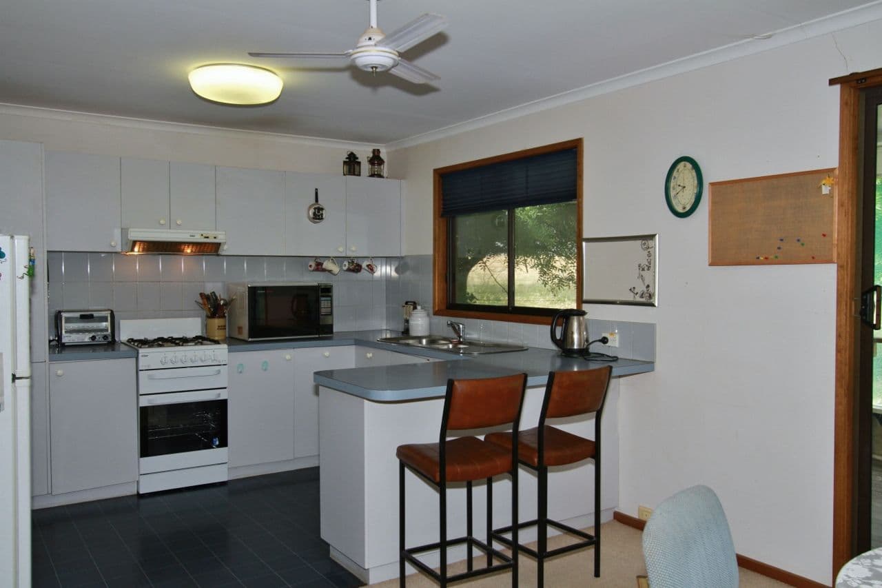 10 Craven Crescent, Heathcote VIC 3523, Heathcote - Thumbnail 2