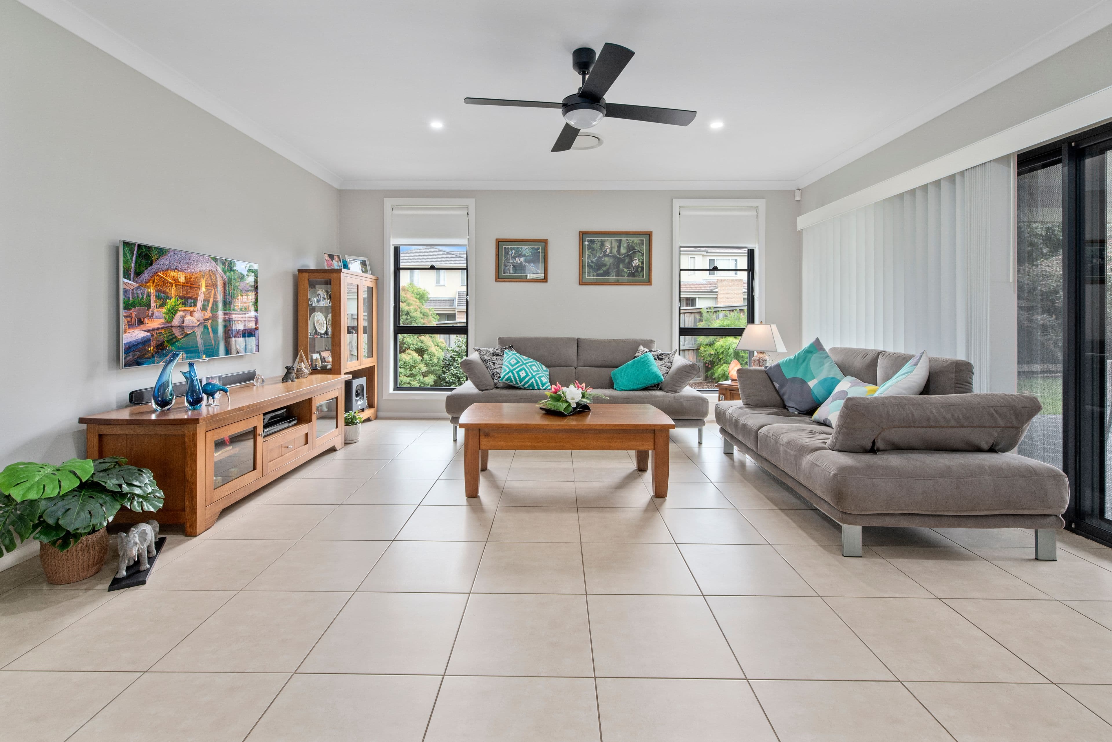 16 Hampshire Boulevard, Spring Farm - Thumbnail 4
