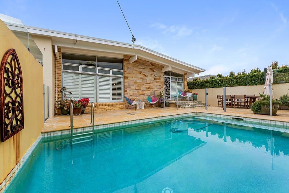 17 Naranga Avenue, Broadbeach Waters QLD 4218, Broadbeach Waters - Image 1