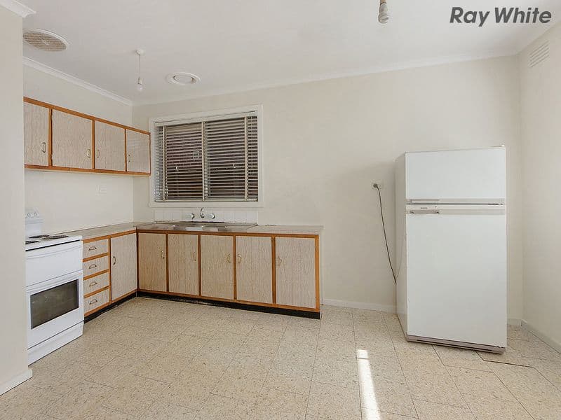 17 Stradbroke Drive, ST ALBANS VIC 3021, St Albans - Thumbnail 3