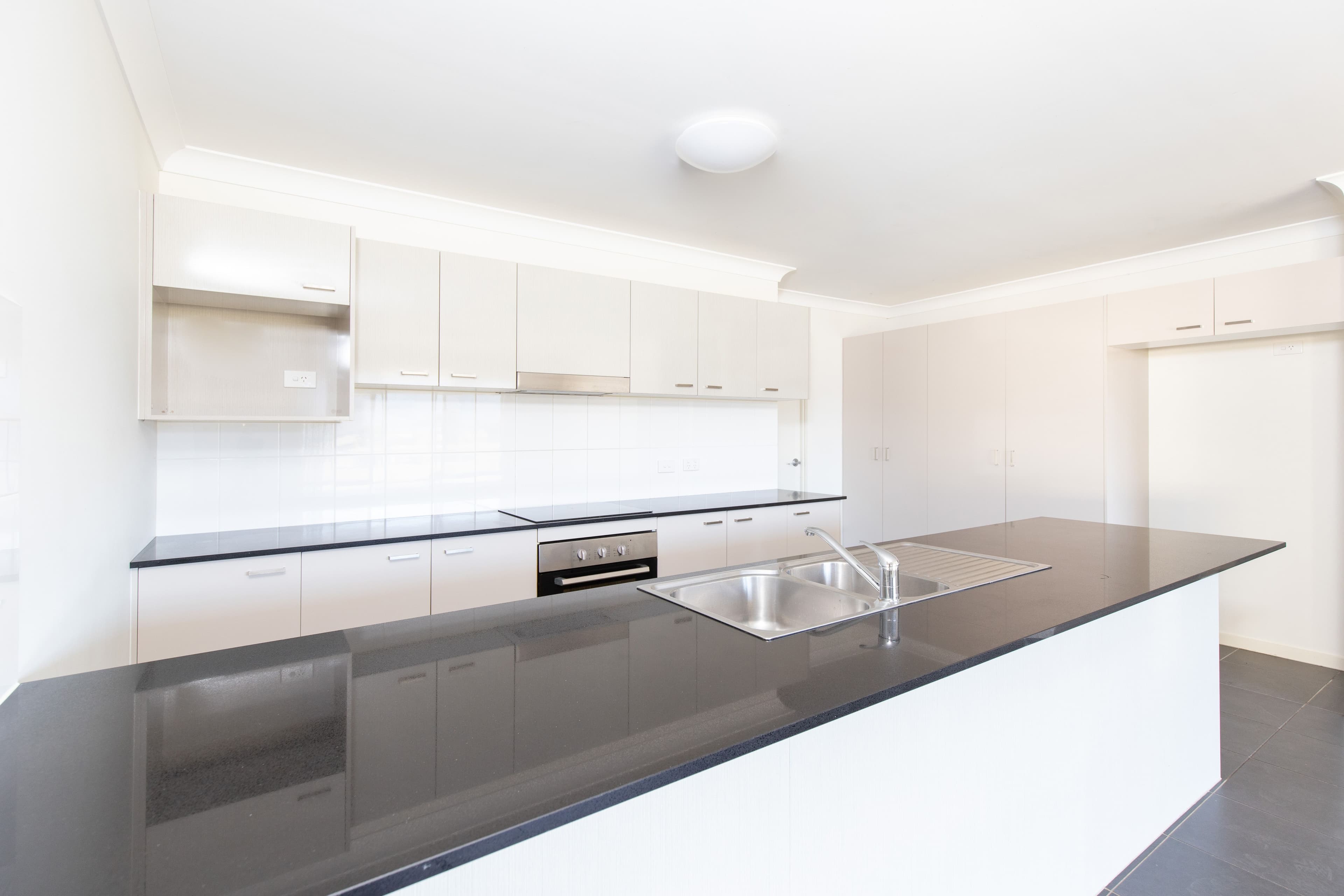 36 White Circuit, Gloucester - Thumbnail 3