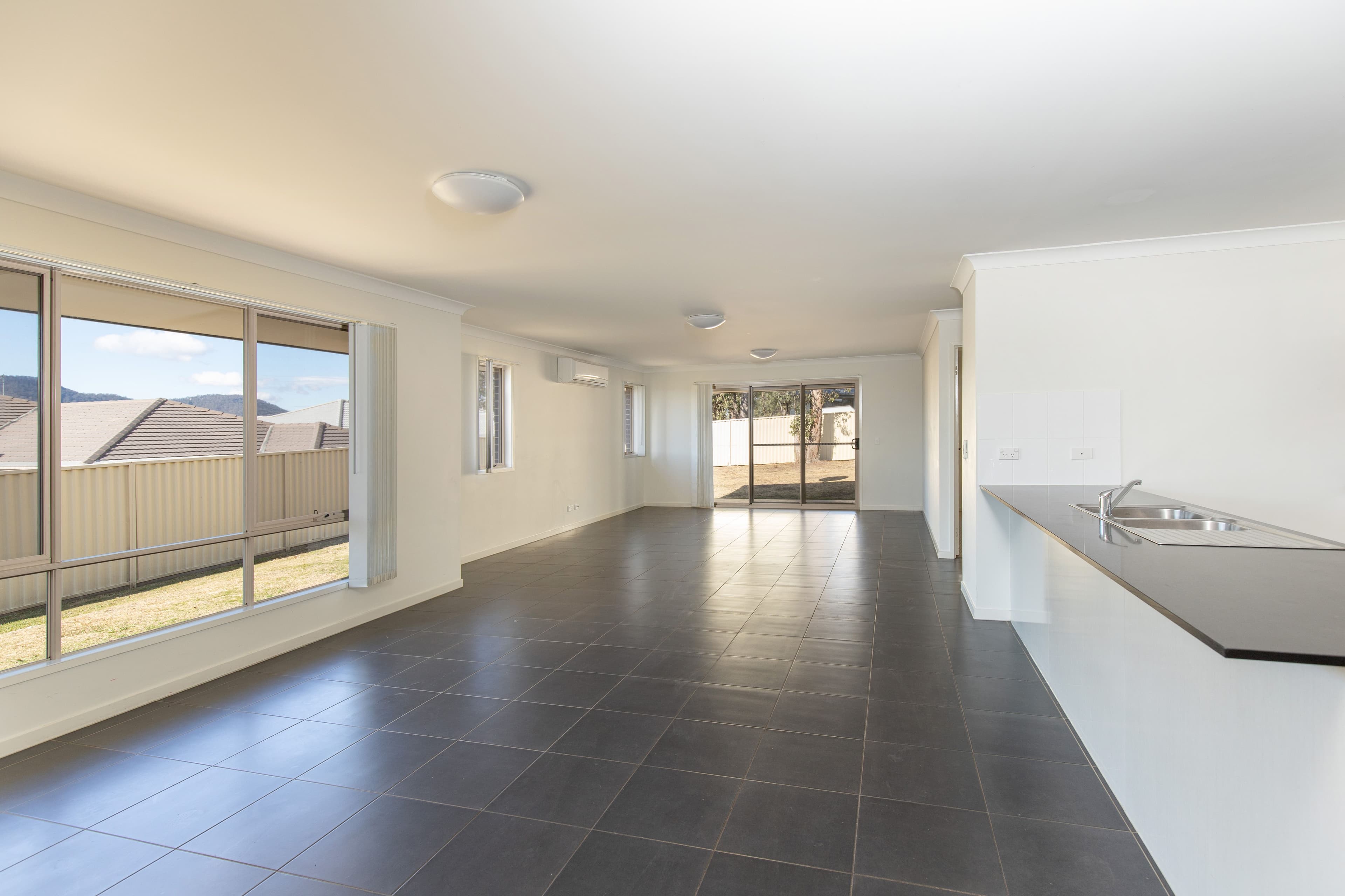36 White Circuit, Gloucester - Thumbnail 4