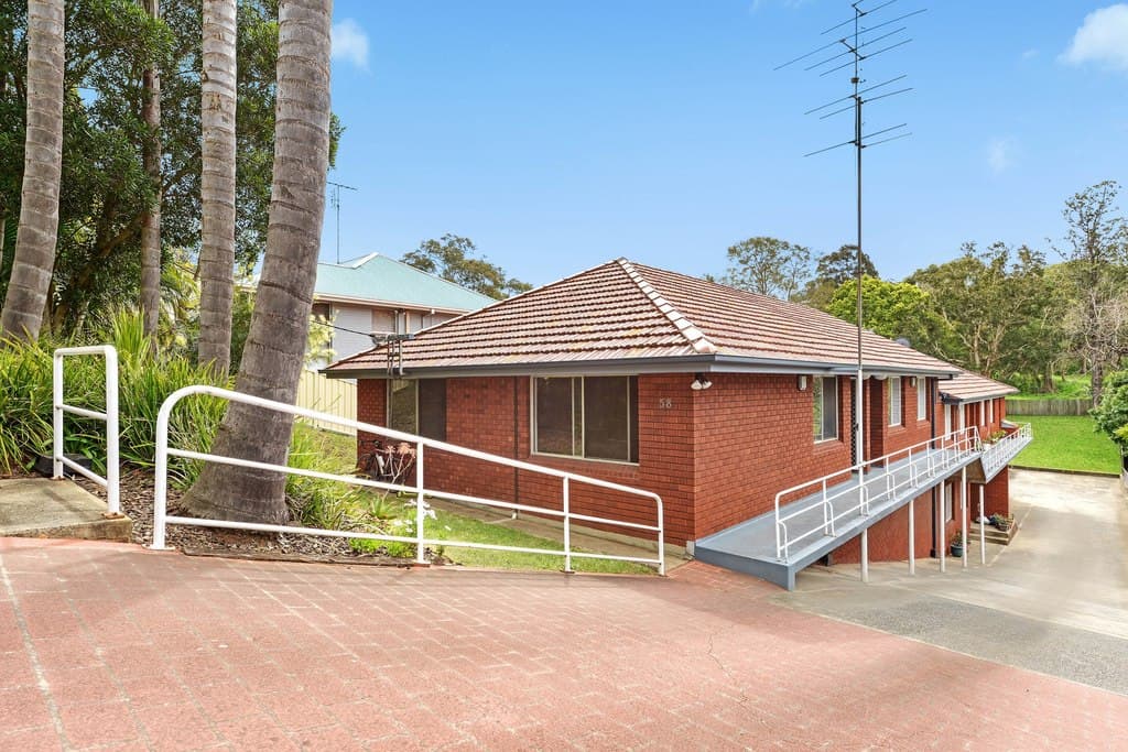 2/58 Robertson Street, Coniston - Thumbnail 3