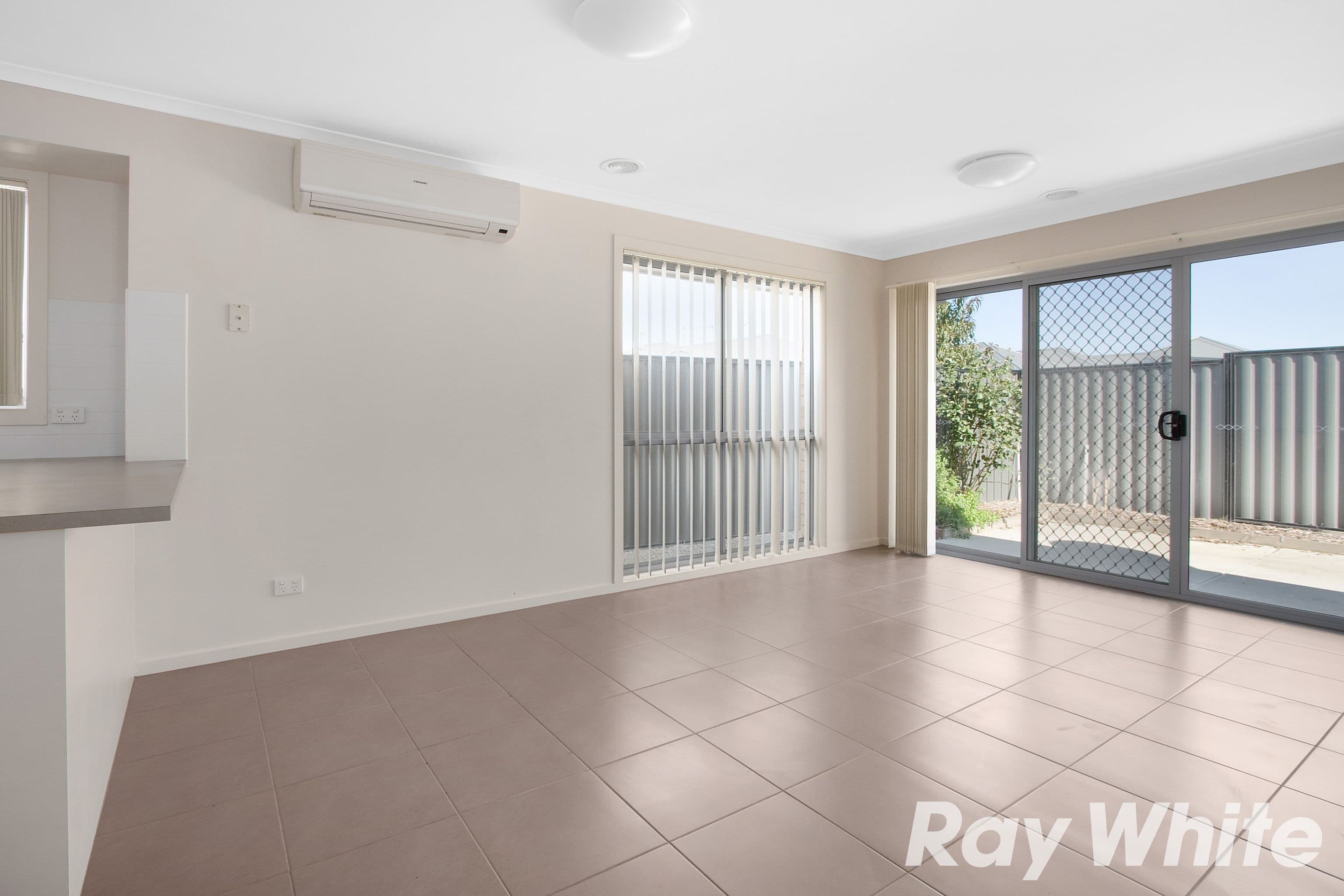 42 Botham Crescent, Pakenham VIC 3810, Pakenham - Thumbnail 3