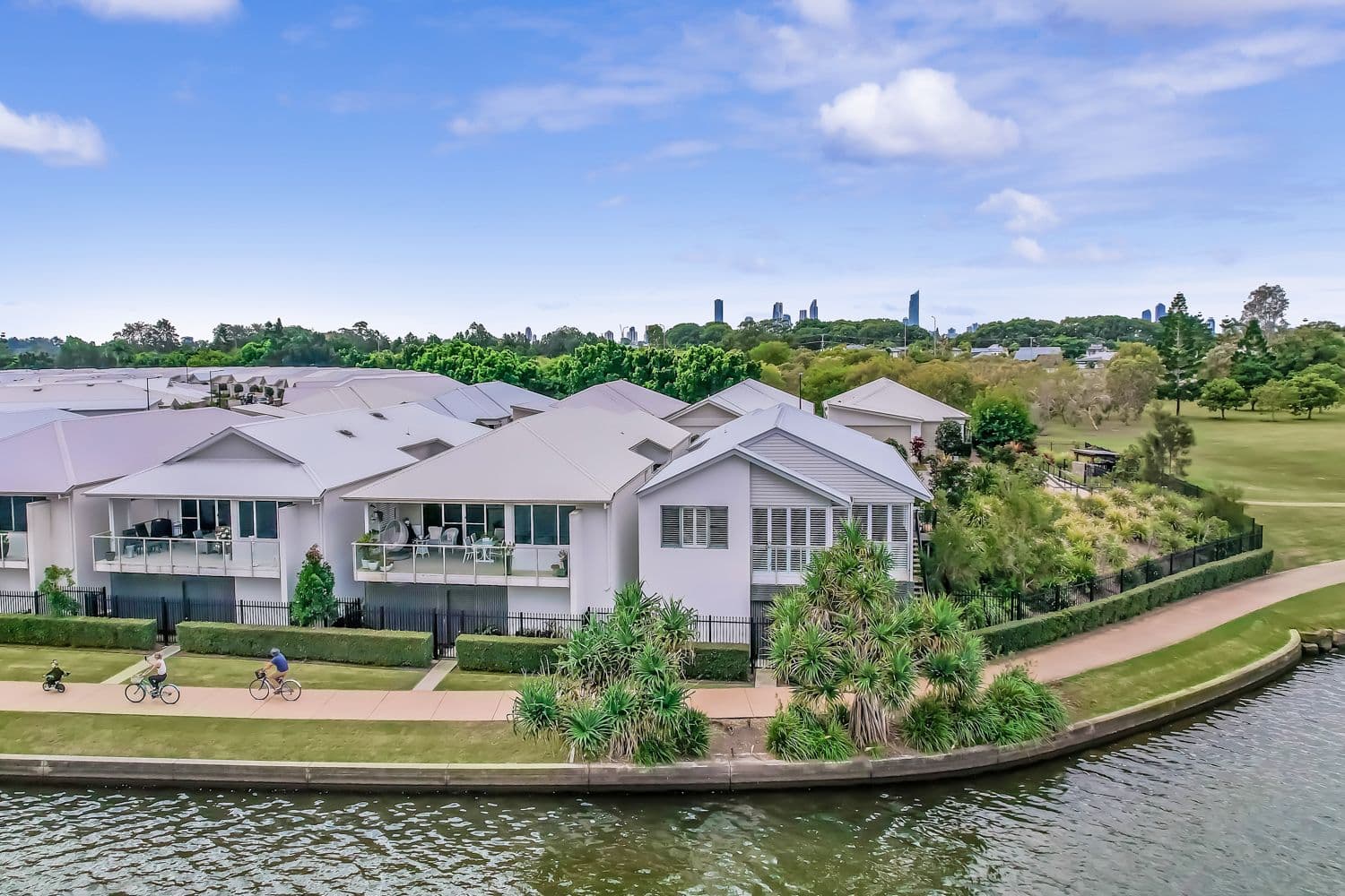 1 The Inlet Drive, Carrara QLD 4211, Carrara - Thumbnail 2