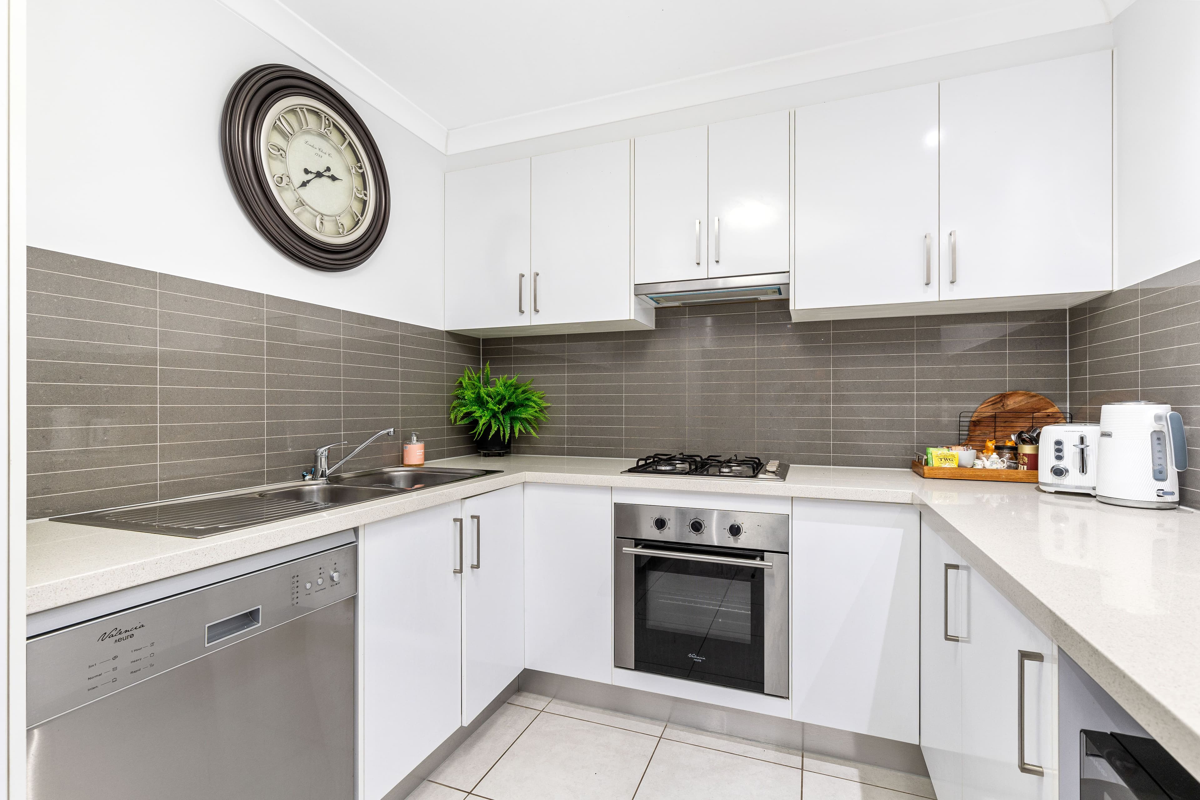 13 Reimers Street, Emerald QLD 4720, Emerald - Thumbnail 6