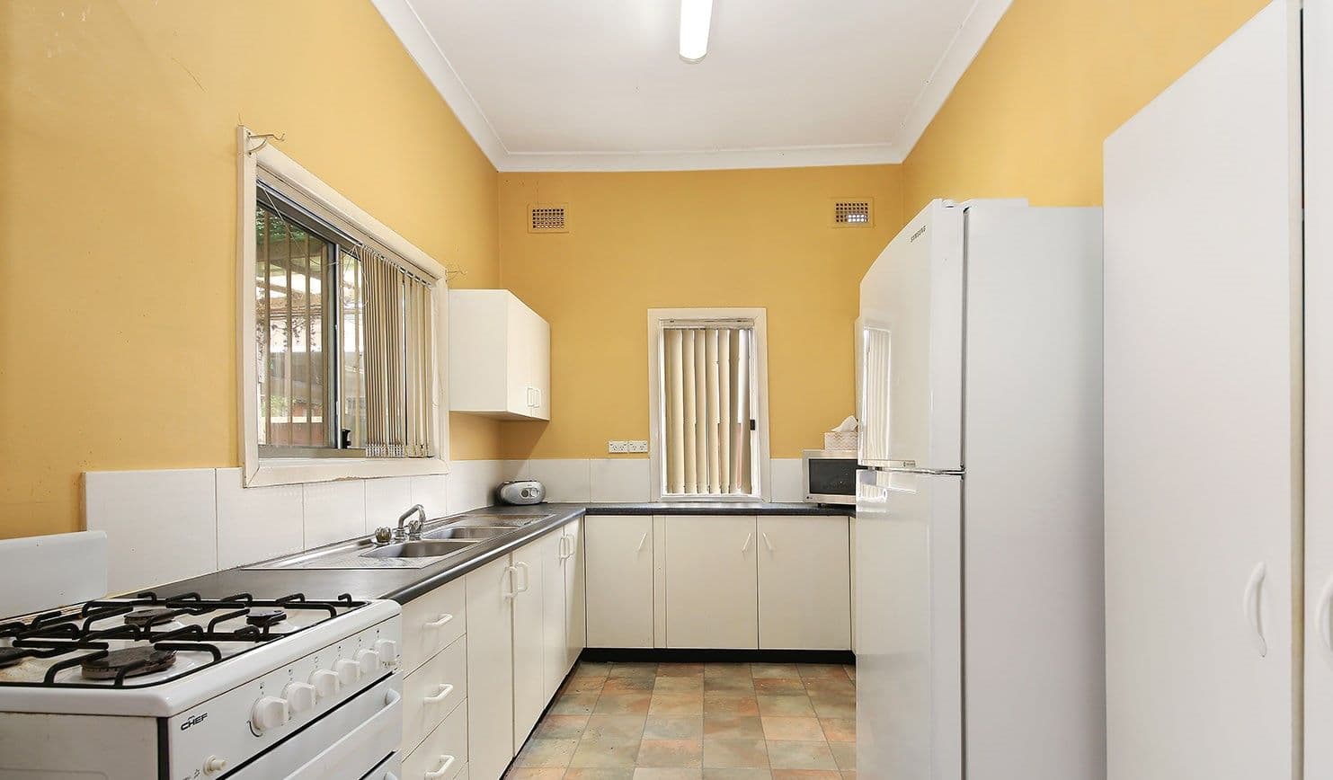 12 Flora Street, Roselands - Thumbnail 2