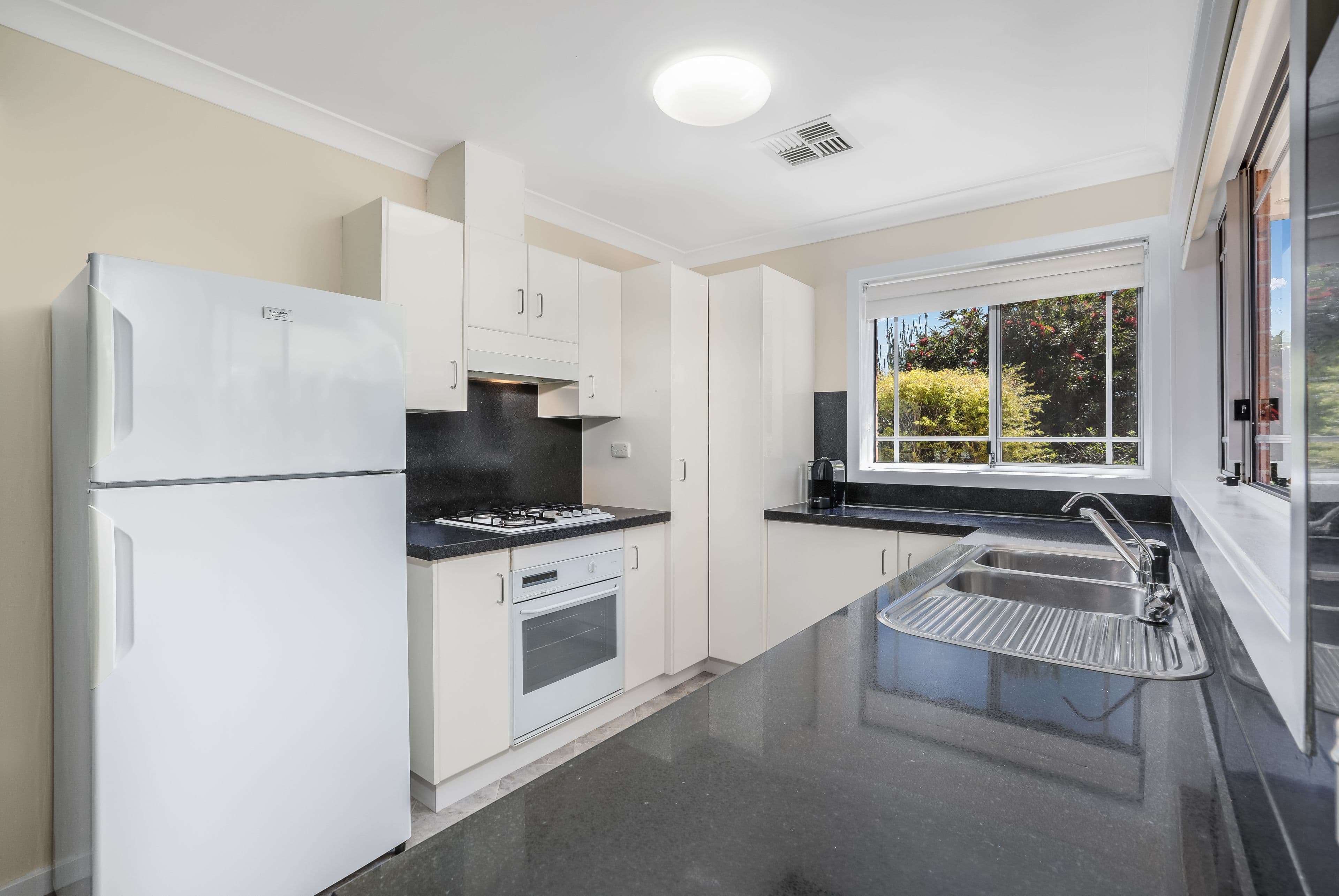 1 Lucinda Grove, Winston Hills - Thumbnail 4