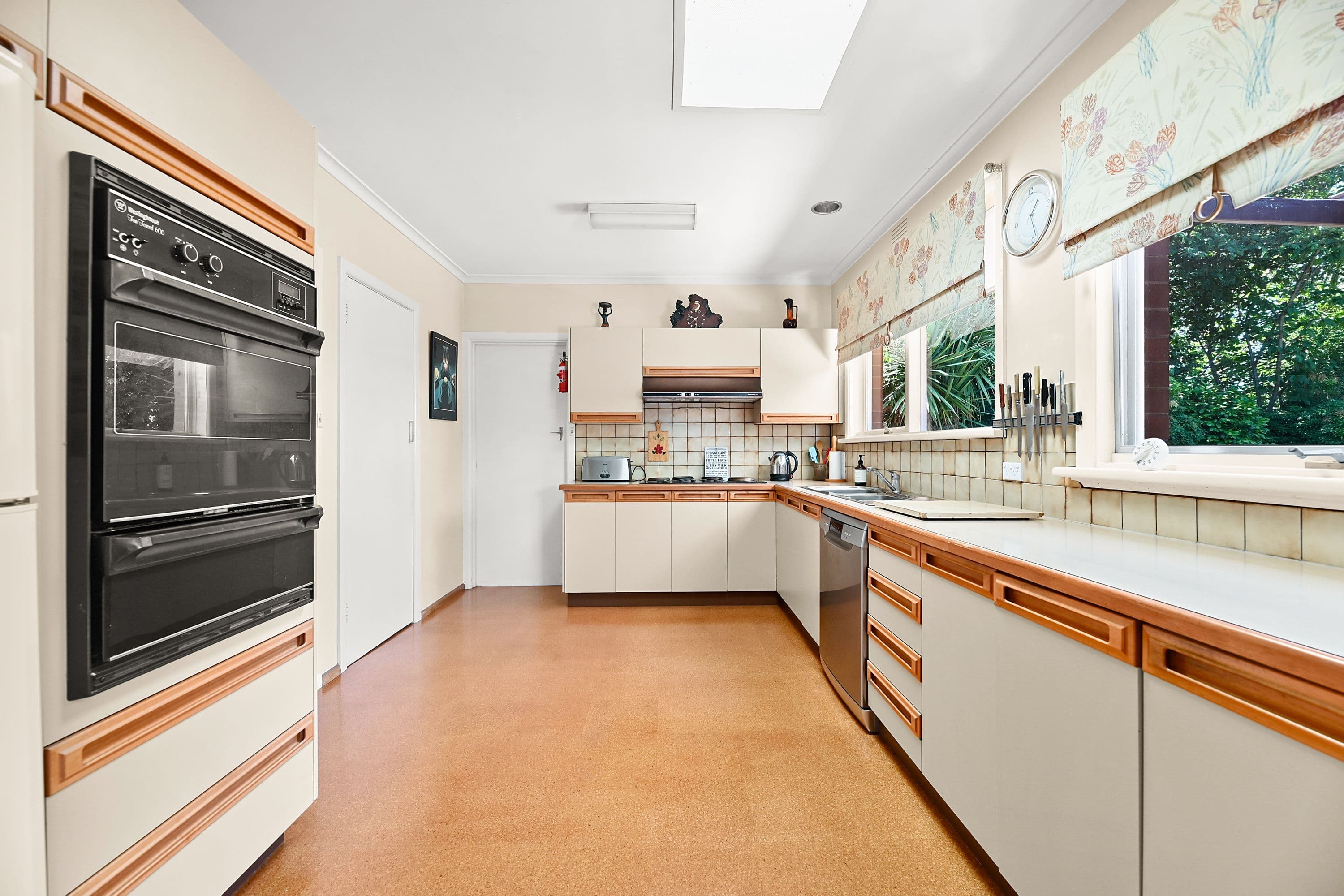 18 Laura Grove, Mount Waverley VIC 3149, Mount Waverley - Thumbnail 2
