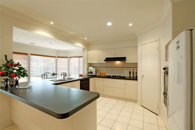 9 Lakeside Drive, ROXBURGH PARK VIC 3064, Roxburgh Park - Thumbnail 4