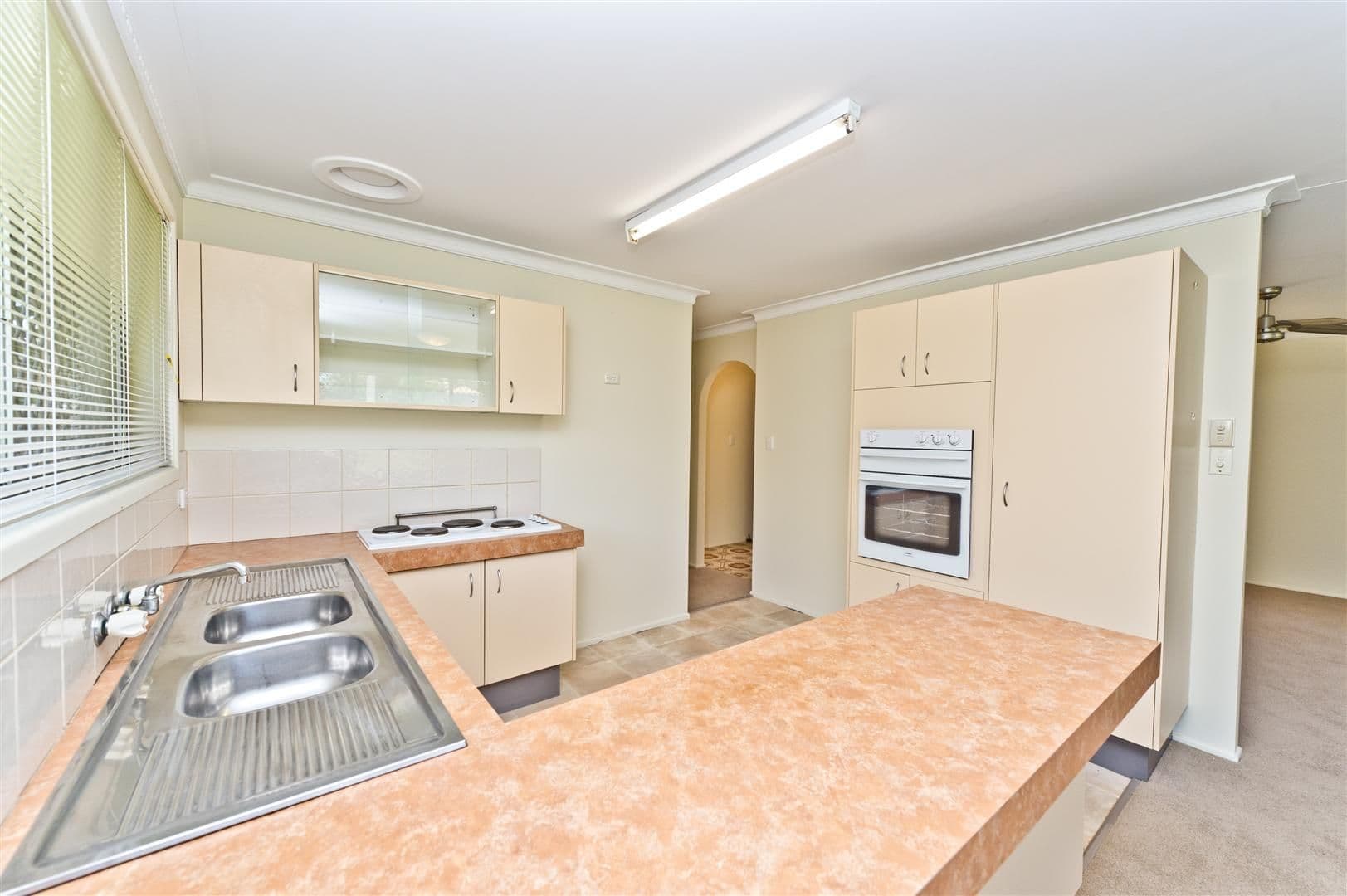 5 Hood Court, MERMAID WATERS QLD 4218, Mermaid Waters - Thumbnail 2
