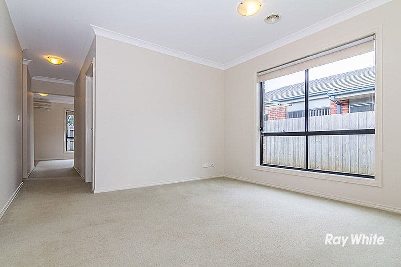 13 Pharaoh Drive, CRANBOURNE NORTH VIC 3977, Cranbourne - Thumbnail 4