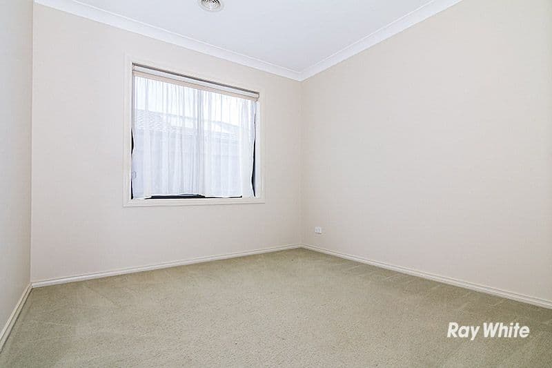 13 Pharaoh Drive, CRANBOURNE NORTH VIC 3977, Cranbourne - Thumbnail 5