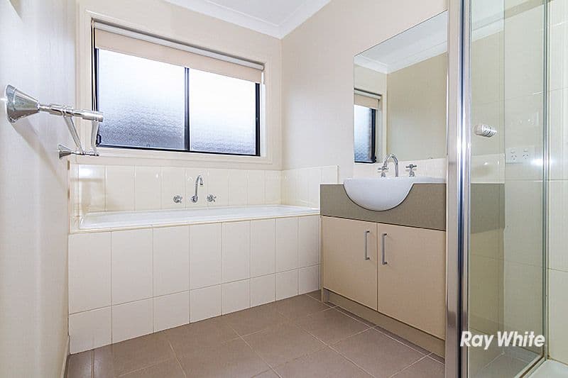 13 Pharaoh Drive, CRANBOURNE NORTH VIC 3977, Cranbourne - Thumbnail 6