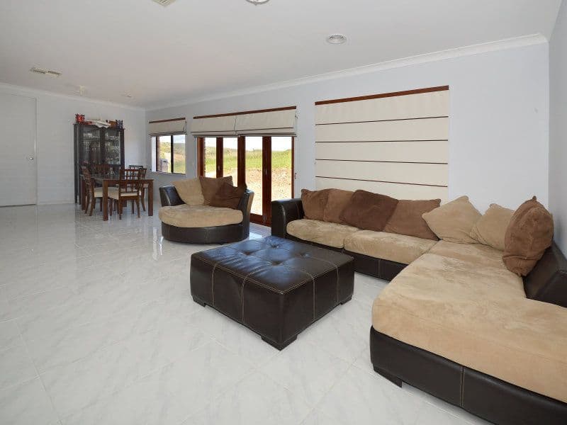 8 Haxton Court, SUNBURY VIC 3429, Sunbury - Thumbnail 2
