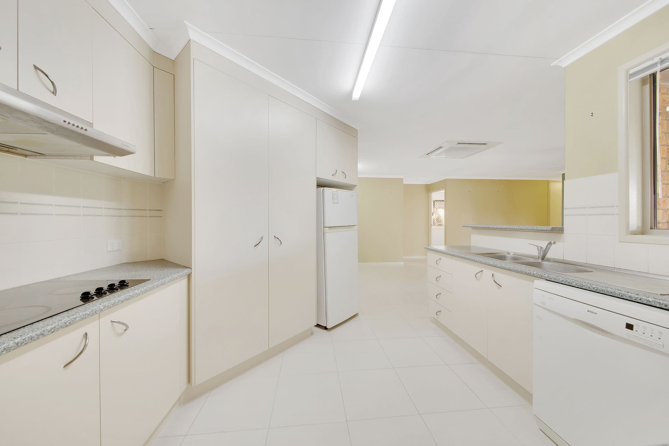 8 Pleasant Avenue, Tannum Sands QLD 4680, Tannum Sands - Thumbnail 2