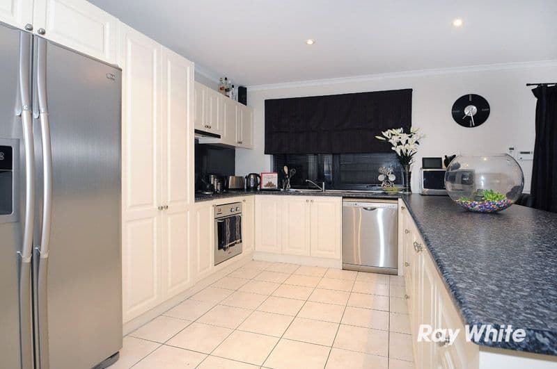 16 Greenbriar Way, CRANBOURNE WEST VIC 3977, Cranbourne West - Thumbnail 2