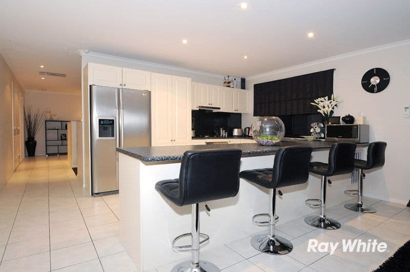 16 Greenbriar Way, CRANBOURNE WEST VIC 3977, Cranbourne West - Thumbnail 4