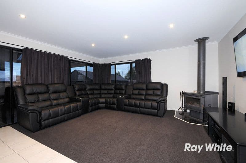 16 Greenbriar Way, CRANBOURNE WEST VIC 3977, Cranbourne West - Thumbnail 6