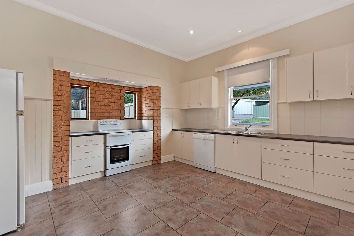 1 Thompson Street, Hamilton VIC 3300, Hamilton - Thumbnail 2