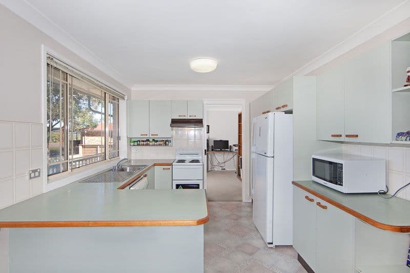 27 Morley Avenue, BATEAU BAY NSW 2261, Bateau Bay - Thumbnail 2