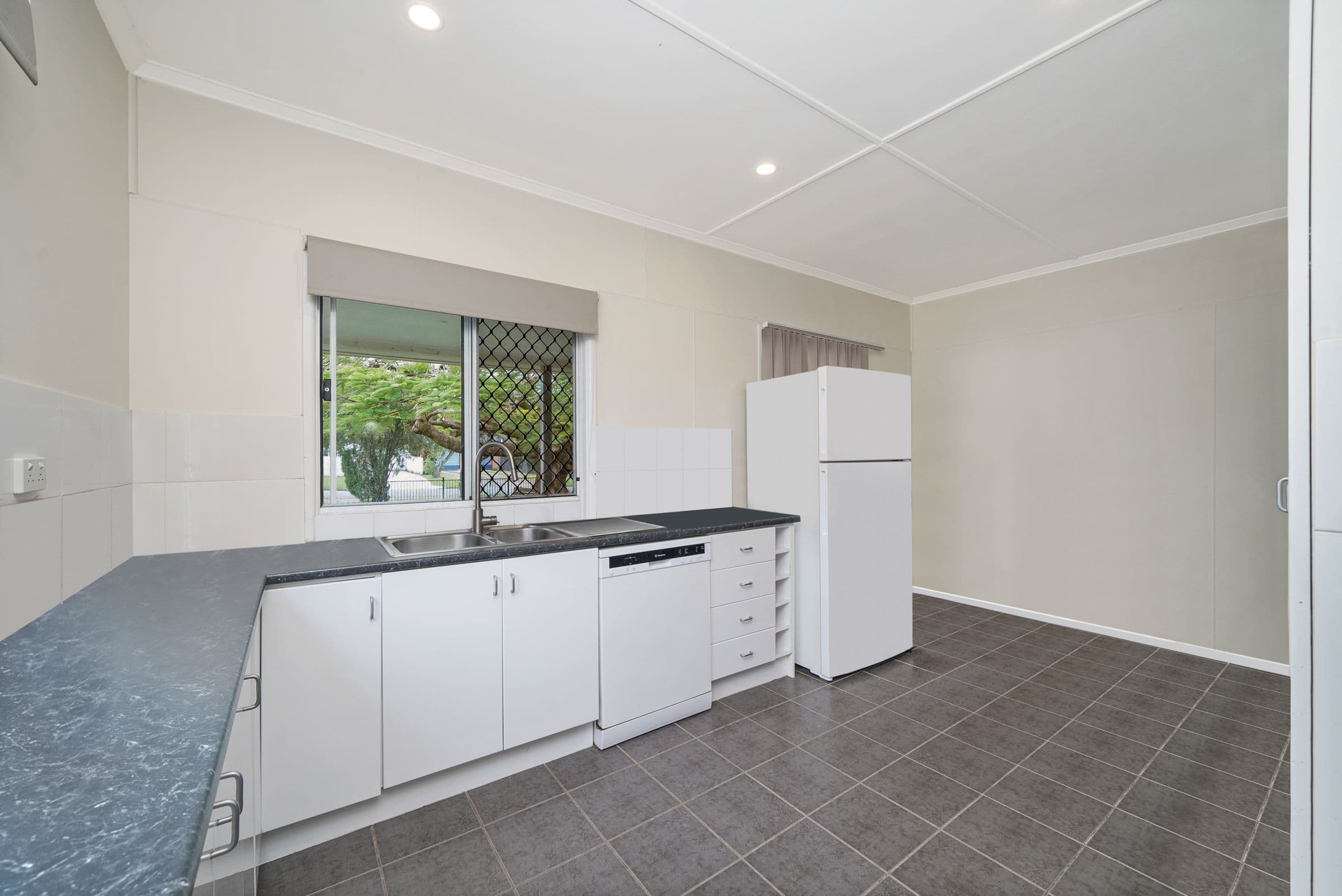 23 Crawford Street, Redcliffe QLD 4020, Redcliffe - Thumbnail 4