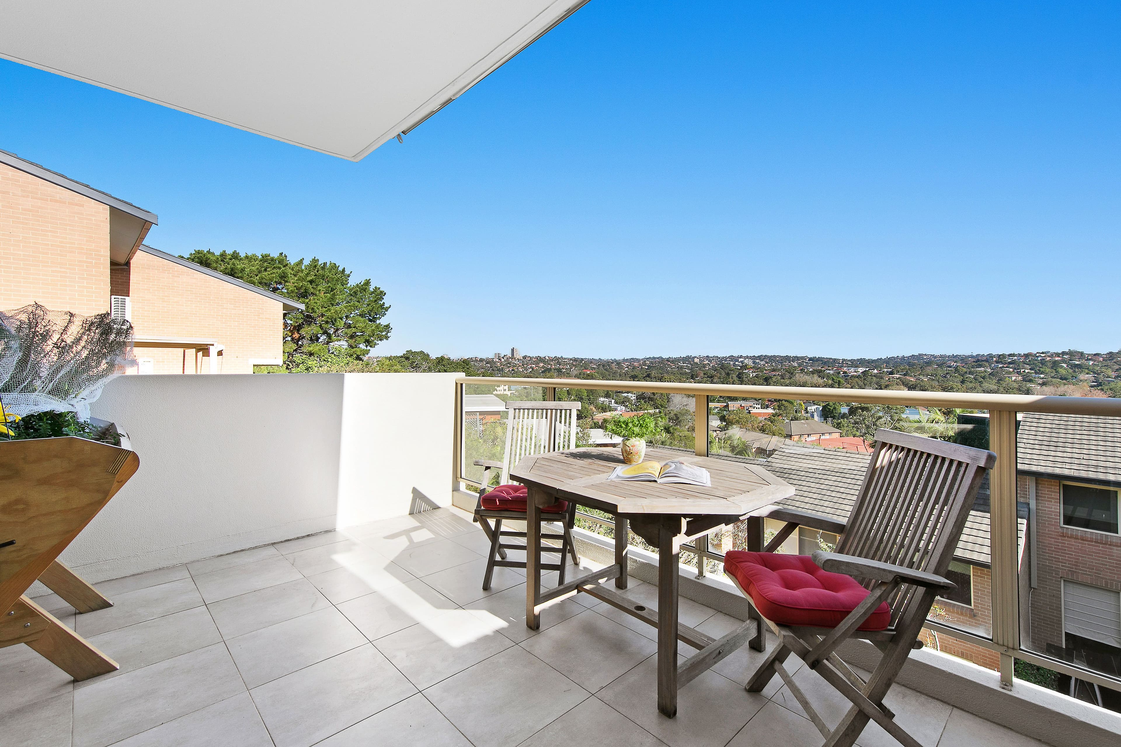 102 Lawrence Street, Freshwater - Thumbnail 2