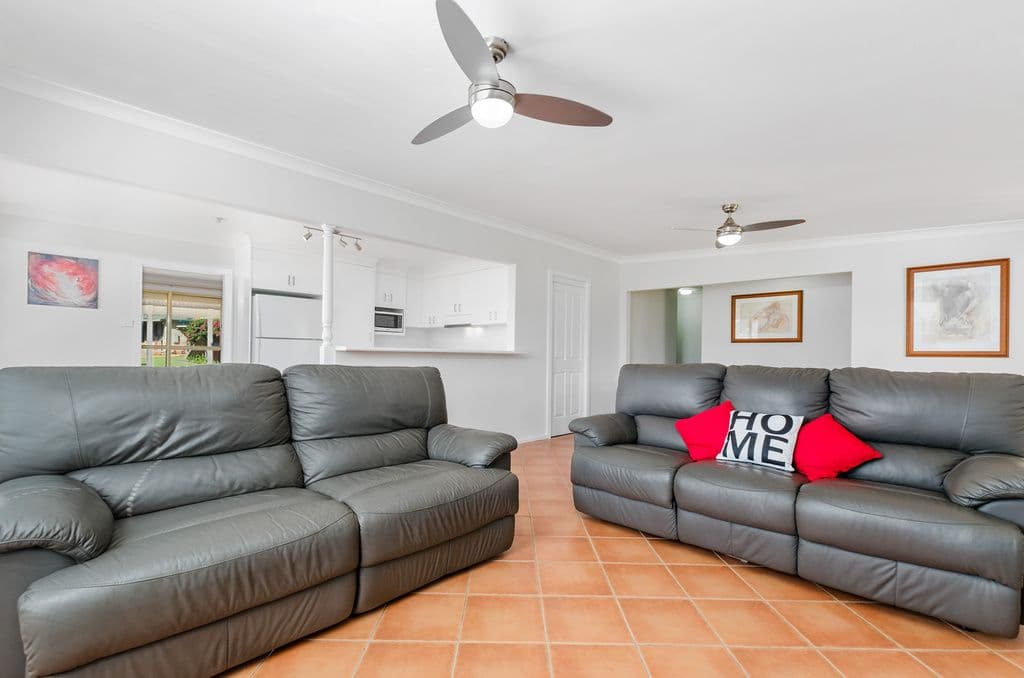 33 Elouera Crescent, Kanahooka - Thumbnail 2