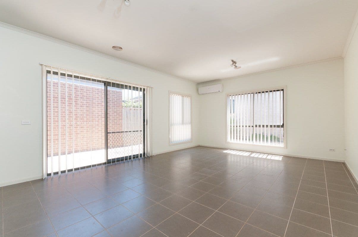 28 Hoxton Crescent, CRAIGIEBURN VIC 3064, Craigieburn - Thumbnail 3