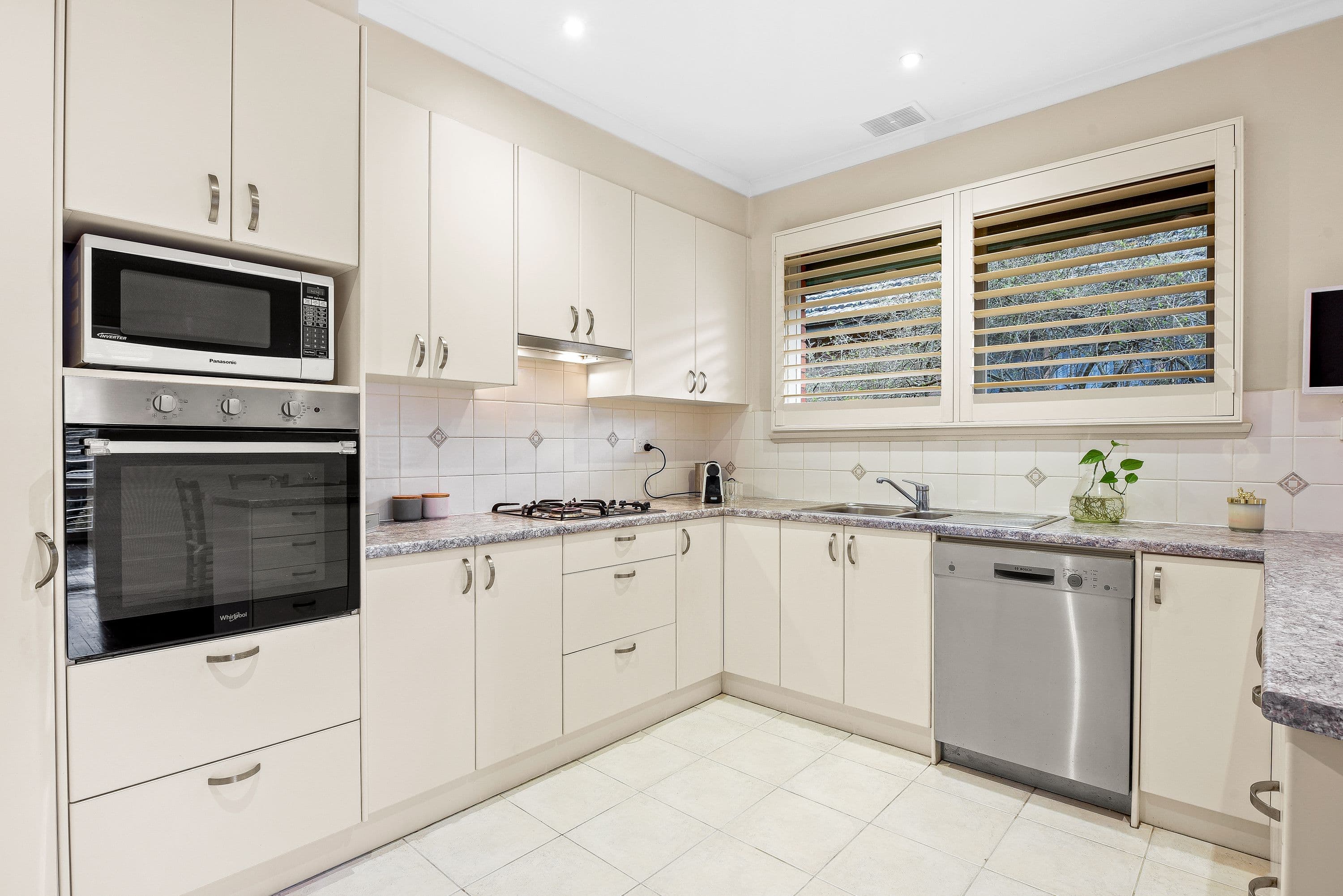 92 Hinkler Road East, Glen Waverley VIC 3150, Glen Waverley - Thumbnail 2