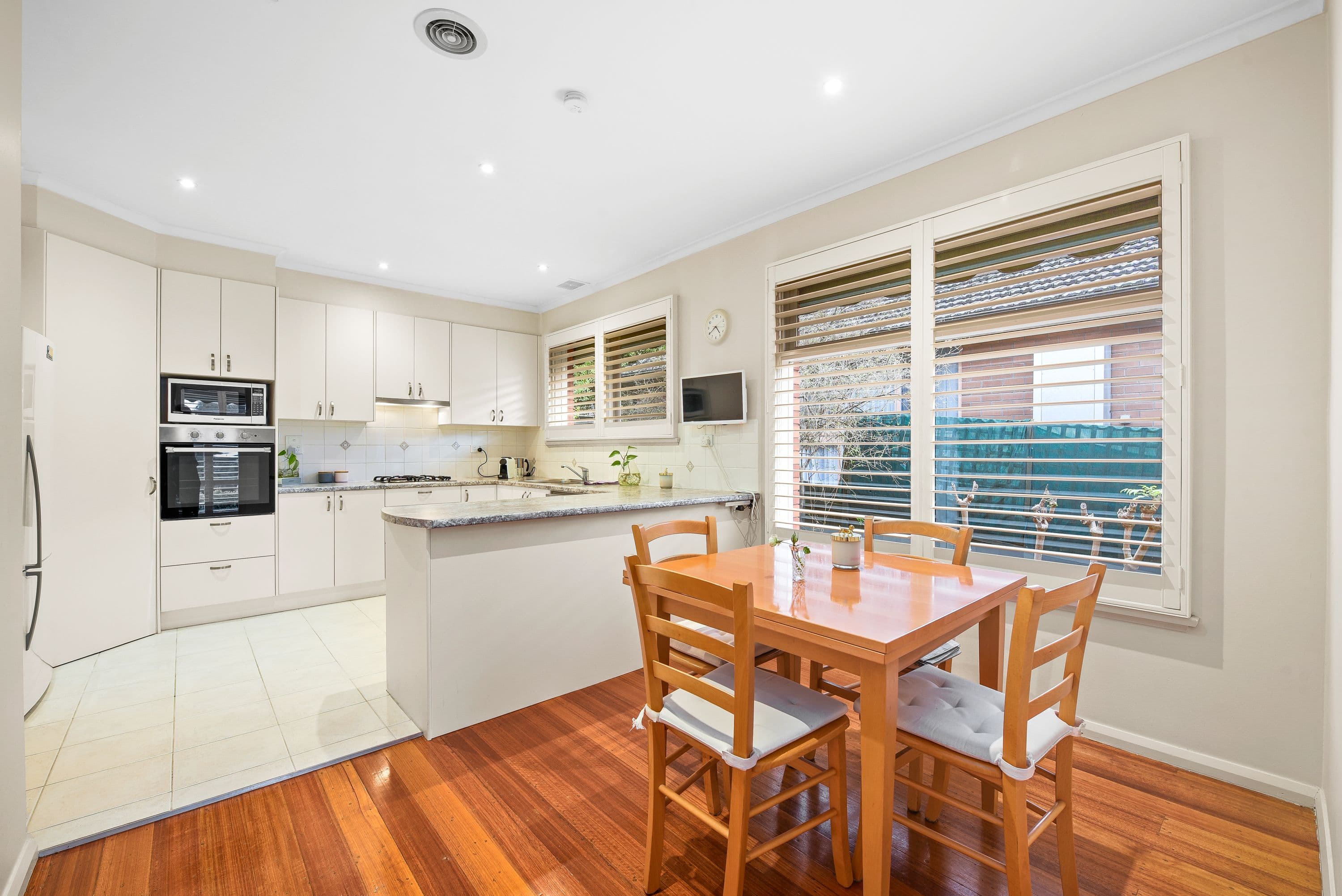 92 Hinkler Road East, Glen Waverley VIC 3150, Glen Waverley - Thumbnail 3