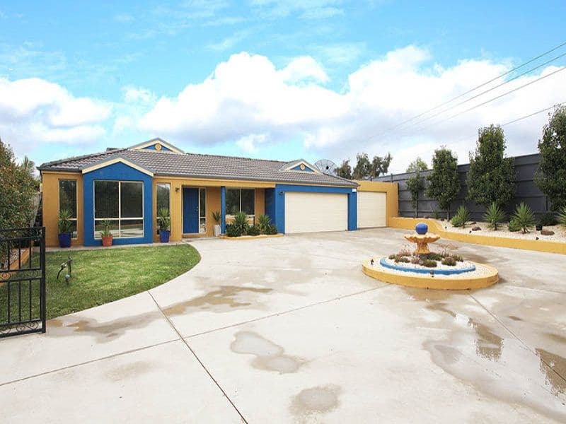 4 Cathedral Mews, Caroline Springs - Image 1
