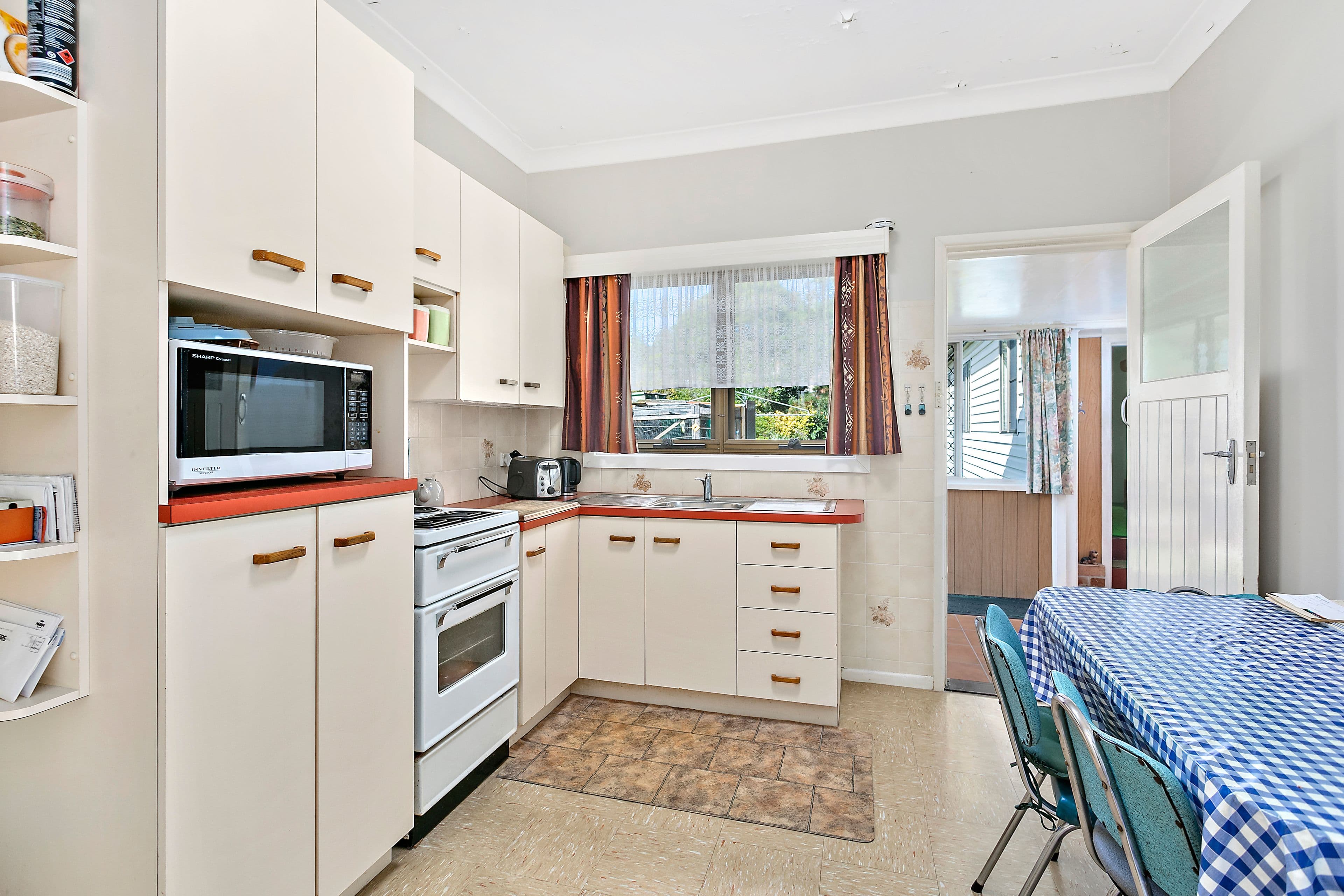 9 Kingston Street, Oak Flats - Thumbnail 3