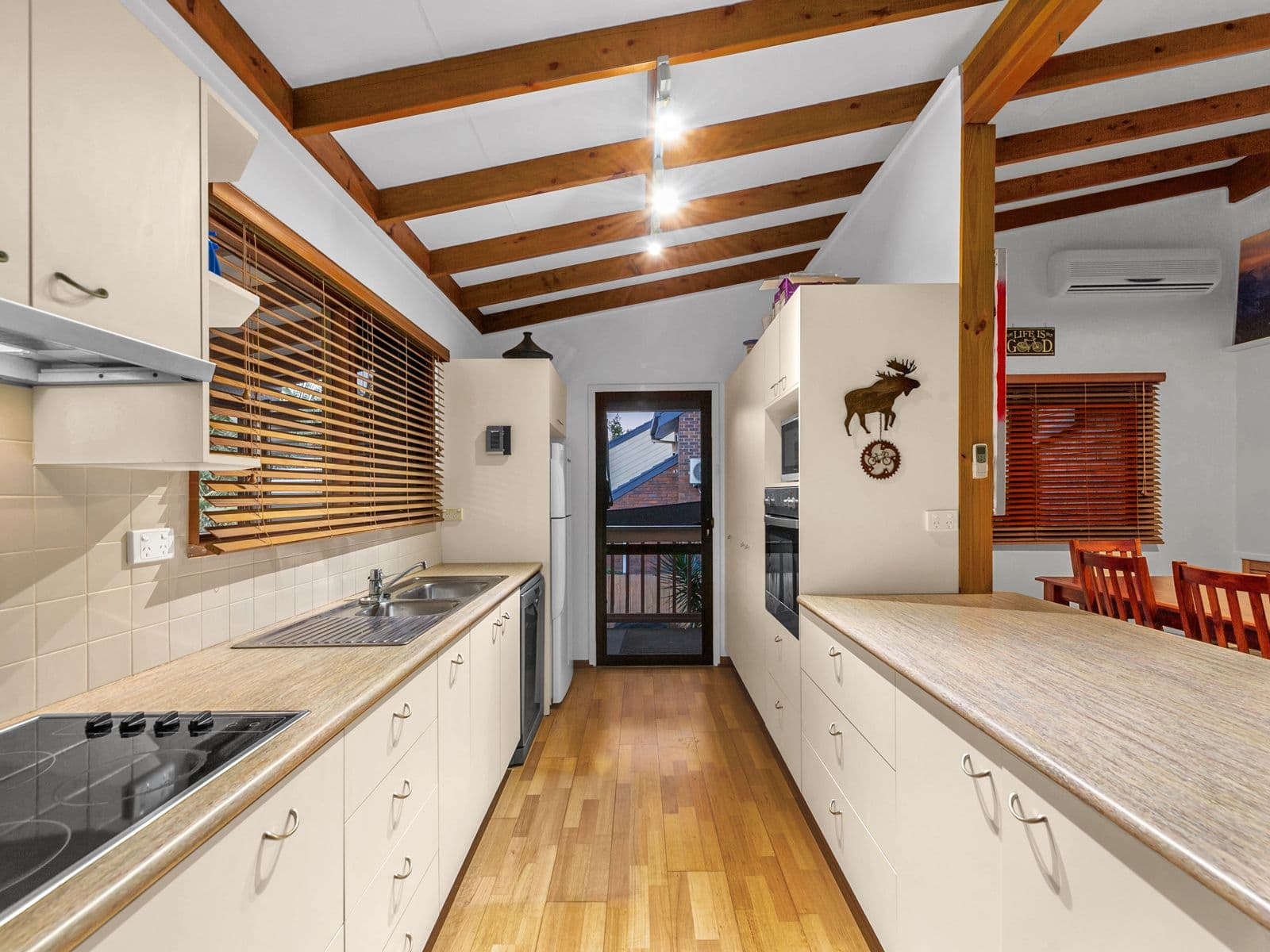 14 Burrumbuck Street, Chapel Hill QLD 4069, Chapel Hill - Thumbnail 2
