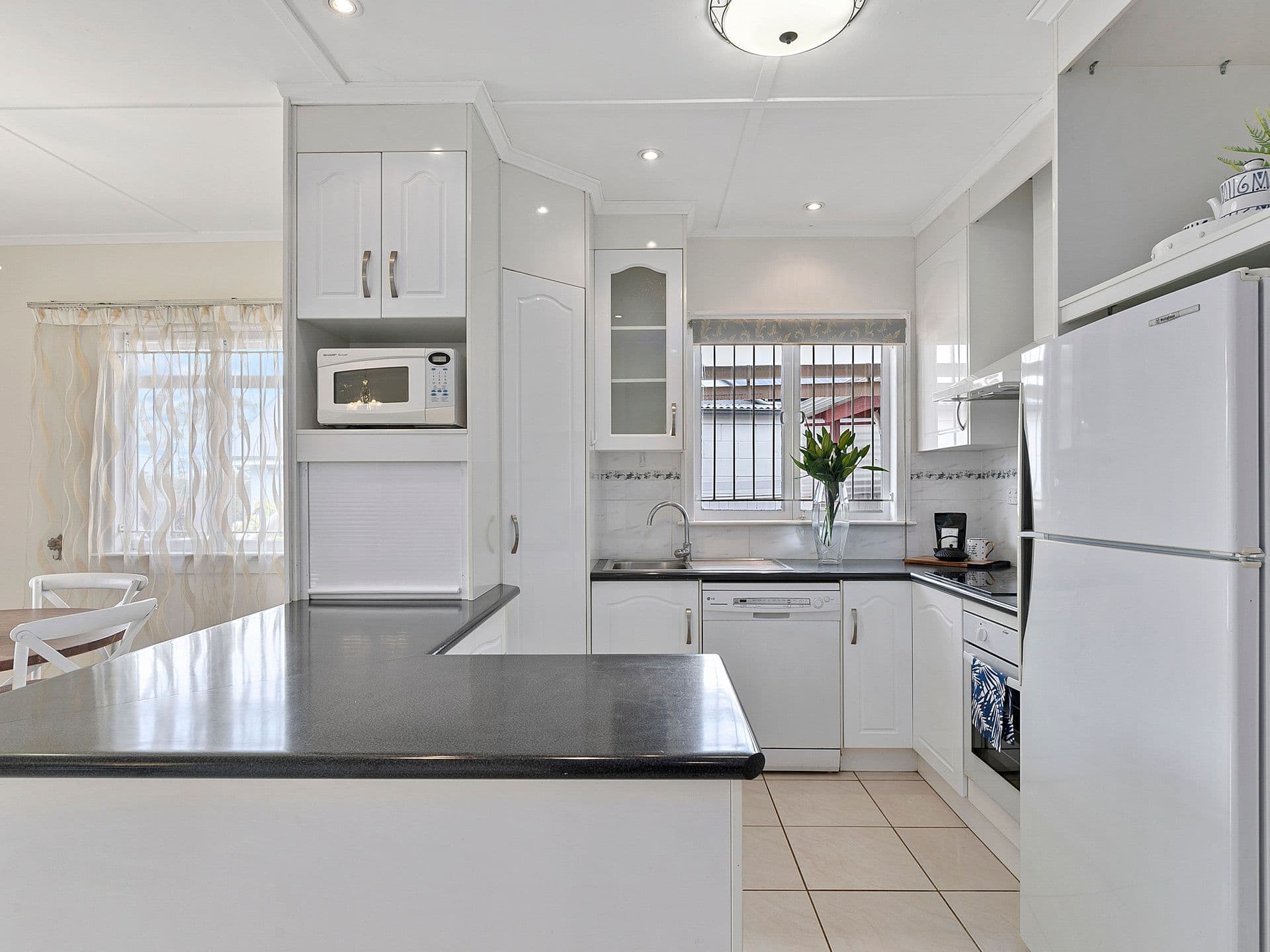 27 Sapphire Street, Holland Park QLD 4121, Holland Park - Thumbnail 6