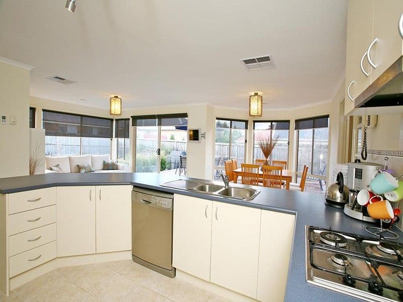 102 Robinswood Parade, NARRE WARREN SOUTH VIC 3805, Narre Warren South - Thumbnail 4