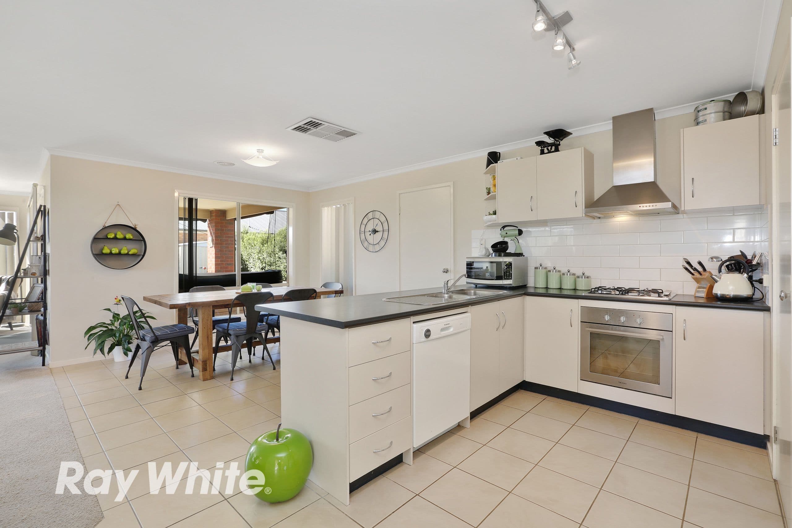 28 Nigella Avenue, Corio VIC 3214, Corio - Thumbnail 2