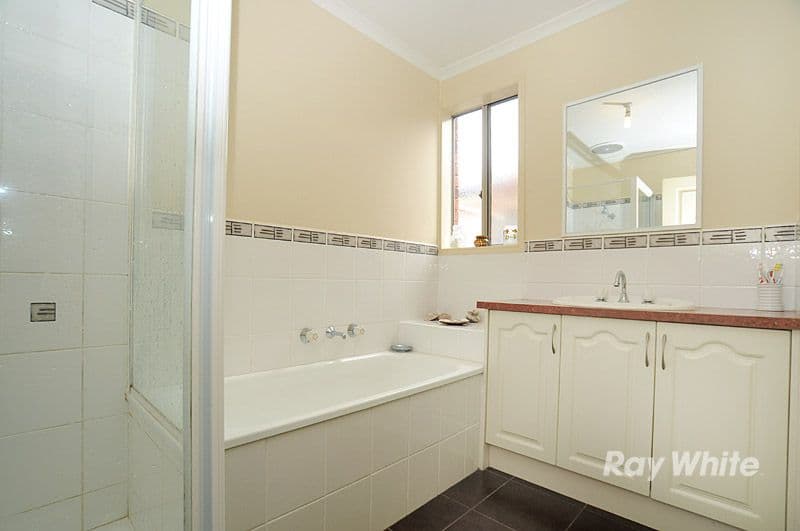 19 Bookham Way, CRANBOURNE VIC 3977, Cranbourne West - Thumbnail 8