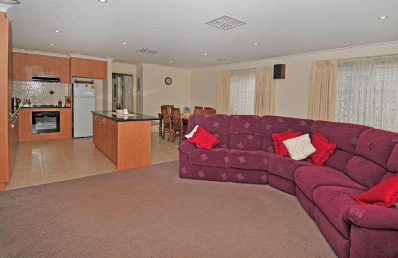 5 Westminster Avenue, HILLSIDE VIC 3037, Hillside - Thumbnail 2