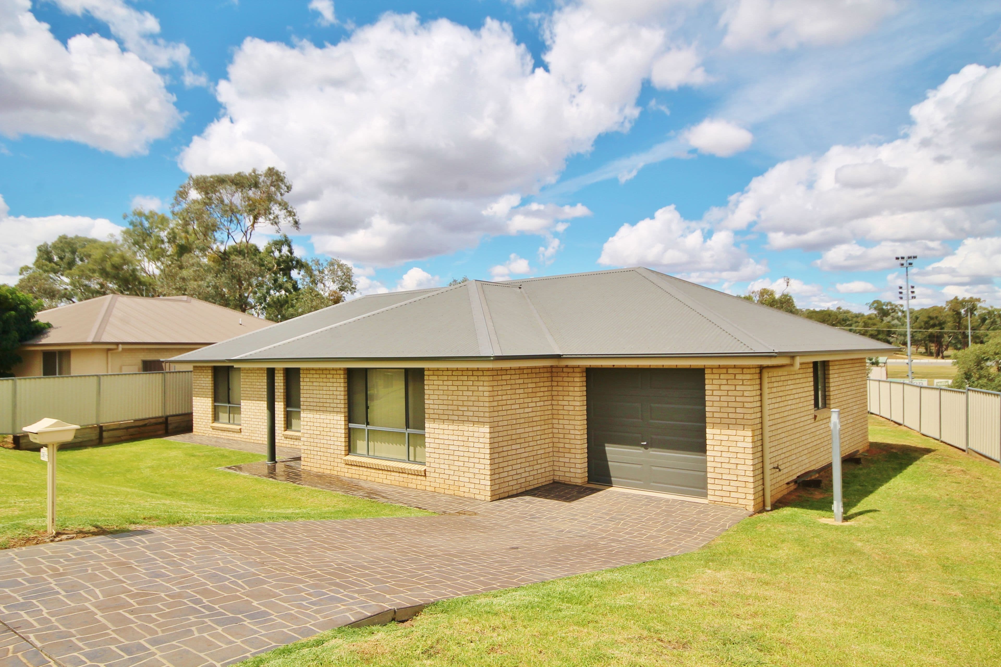 36 Jordan Place, Young - Thumbnail 2