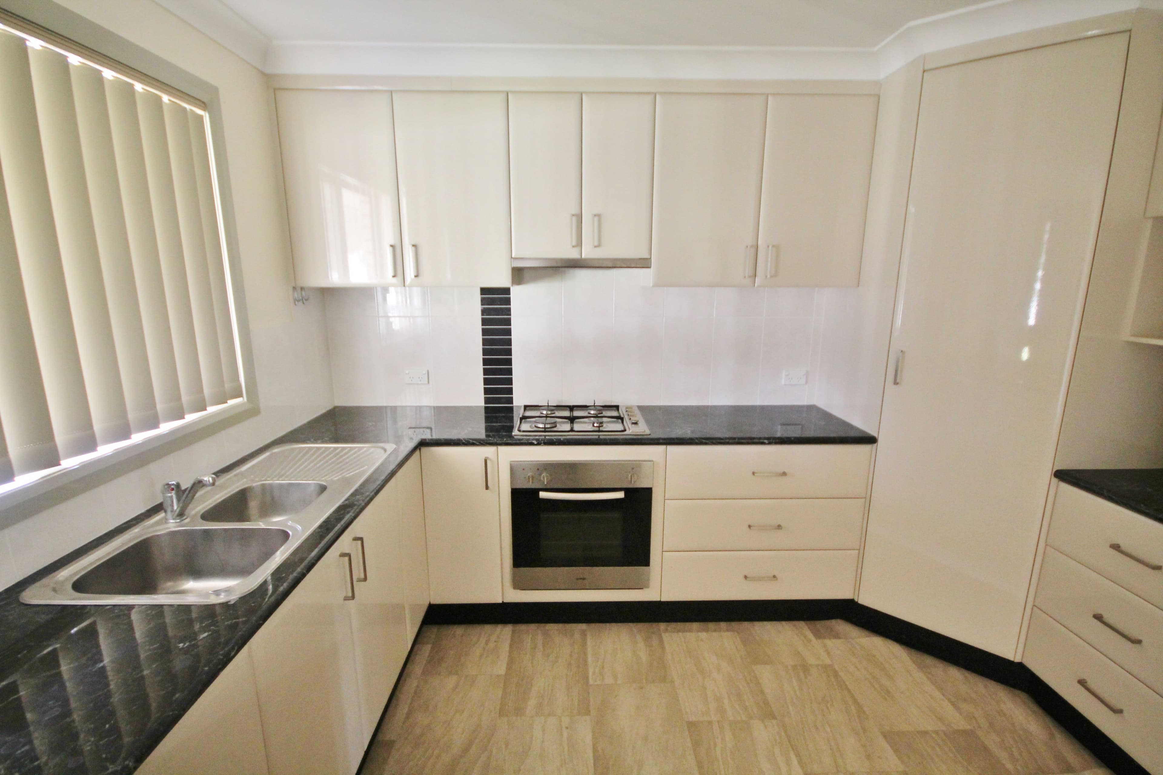 36 Jordan Place, Young - Thumbnail 3